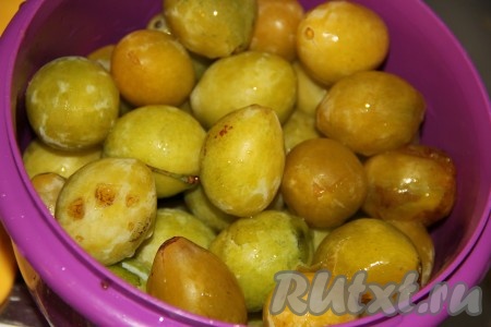 Хорошо вымыть жёлтые сливы. 
