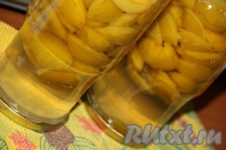 По окончании стерилизации достать аккуратно банки с компотом из кастрюли, сразу закрутить крышки. Перевернуть банки вверх дном, укутать, оставить до полного остывания, а затем убрать в прохладное место на хранение.
