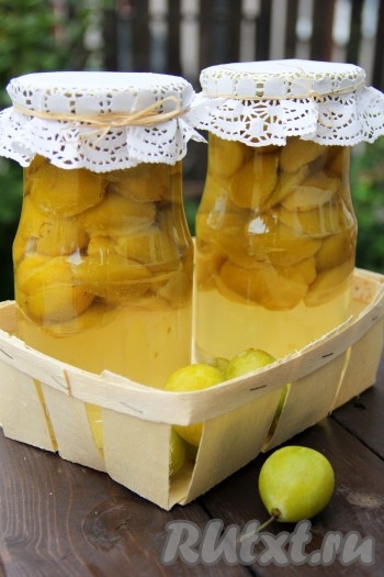 Компот из желтой сливы, приготовленный по этому рецепту, получается и вкусным, и ароматным. Отличный напиток для холодных зимних дней!
