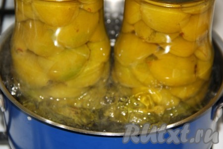 Для проведения стерилизации поставить банки, прикрытые крышками, в кастрюлю с тёплой водой (воды в кастрюле должно быть столько, чтобы она доходила до 2/3 поверхности баночек). Перед помещением банок в кастрюлю, дно кастрюли можно застелить полотенчиком или тряпочкой, сложенной в 2-3 раза (ткань не позволит банкам лопнуть во время стерилизации). Кастрюлю с банками поставить на огонь, после закипания воды в кастрюле уменьшить огонь и стерилизовать 25 минут.