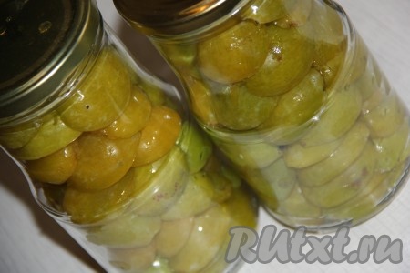 В стерильные банки выложить половинки слив разрезом вниз. У меня баночки объёмом 800 мл, поэтому я их до самого верха заполнила половинками слив.
