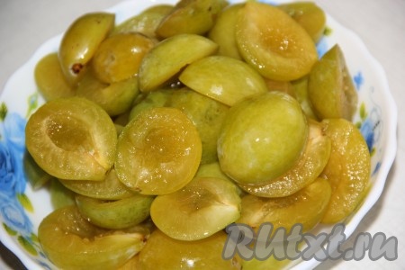 Каждую сливу разрезать на две половинки и удалить косточки.
