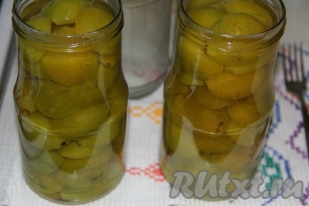 Банки с половинками жёлтых слив залить горячим сиропом до самого верха. Из этого количества слив и сиропа получится 3 банки по 800 мл. Прикрыть баночки прокипяченными крышками.
