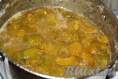 Кастрюлю со сливами в сахаре поставить на маленький огонь и довести до кипения, периодически аккуратно перемешивая, затем варить, не забывая снимать пену, 30 минут.
