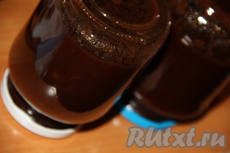 Закрыть банки прокипяченными крышками, перевернуть, закутать в одеяло до полного остывания, а затем убрать в прохладное место на хранение.
