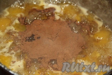 Затем в варенье из слив добавить какао и перемешать.&nbsp;
