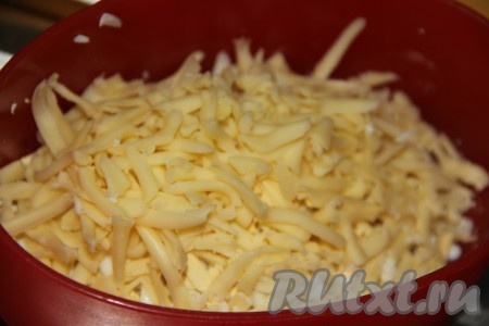 Сыр натереть на крупной тёрке и добавить к яйцам.