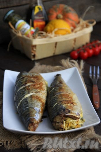 Достать рыбку из духовки. Переложить скумбрию,&nbsp;фаршированную яйцами и сыром, на тарелку и подать к столу в горячем виде с гарниром или в качестве основного блюда.