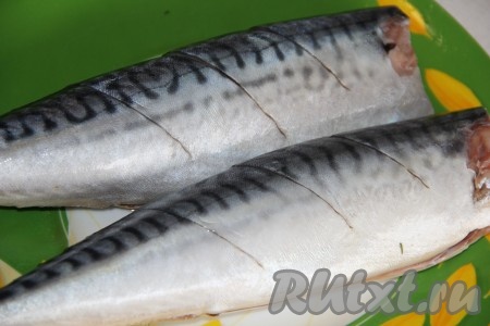 Сделать 3-4 разреза на поверхности рыбы с двух сторон, как на фото.