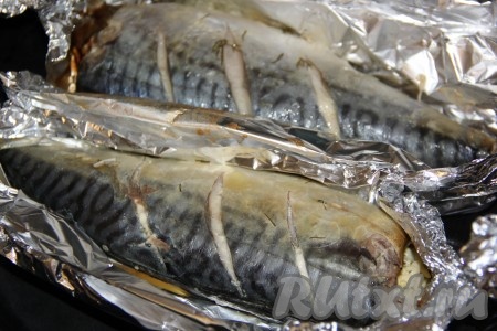 Запекать скумбрию в разогретой духовке при температуре 180 градусов, примерно, 20 минут. Затем открыть верх фольги и зарумянить скумбрию в течение 7-10 минут.