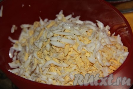 Для приготовления начинки варёные яйца очистить и натереть на крупной тёрке, сложить в миску.