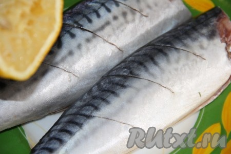 Посолить скумбрию внутри и снаружи, полить соком лимона.