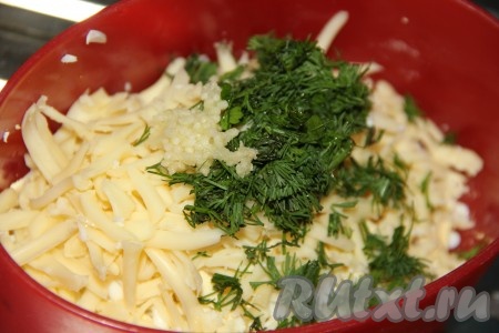 Свежую зелень вымыть и мелко нарезать. Чеснок очистить и пропустить через пресс. Добавить зелень и чеснок к сыру и яйцам, хорошо перемешать и начинка для фарширования скумбрии готова.