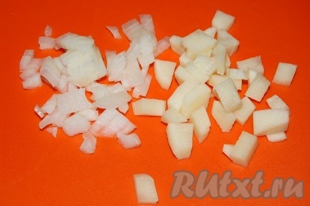 Нарезать картофель и лук репчатый мелкими кубиками.