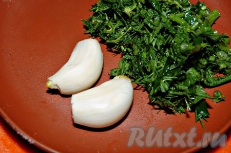 Когда картофель будет готов, добавить в похлёбку выдавленный через чеснокодавилку чеснок и свежую мелконарезанную зелень. Выключить огонь и дать настояться 5 минут.
