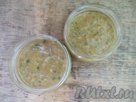 Получившуюся полезную и очень вкусную смесь переложите в чистую сухую баночку, закройте крышкой. Хранить такое лакомство необходимо в холодильнике, срок хранения около 6 месяцев. Принимайте три раза в день по 1 чайной ложке. Отличное общеукрепляющее витаминное средство!