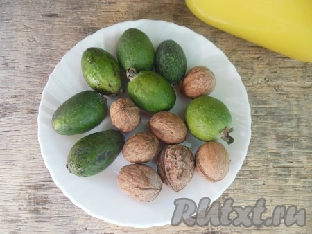Подготовьте продукты для приготовления фейхоа с медом и грецкими орехами
