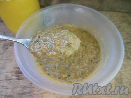 Тщательно перемешайте фейхоа, мёд и грецкие орехи (до однородного состояния).
