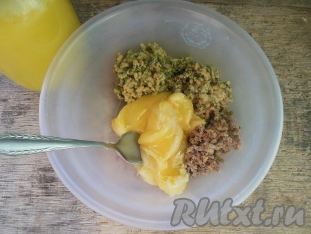 Измельчите с помощью мясорубки или блендера фейхоа и грецкие орехи. В получившуюся смесь добавьте мед.&nbsp;
