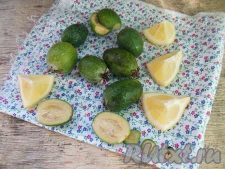 Срежьте чашелистики, удалите повреждения на плодах (если они есть), разрежьте ягоды пополам. Лимон обдайте кипятком, разрежьте на кусочки, уберите косточки.
