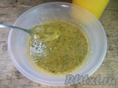 Вначале масса будет не слишком густой, но в холодильнике станет гуще. Принимать эту замечательную смесь можно по 1 чайной ложке 3 раза в день.
