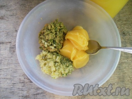 Измельчите с помощью мясорубки или блендера кусочки лимона и фейхоа. Добавьте в измельченную массу мед.
