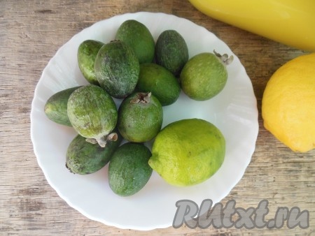 Подготовьте продукты для приготовления фейхоа с медом и лимоном