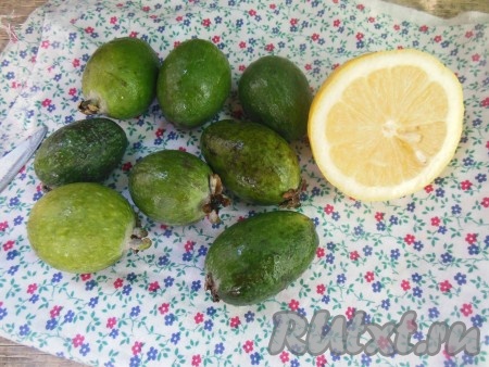 Промойте фейхоа под проточной водой. Положите на полотенце, чтобы стекла вода.