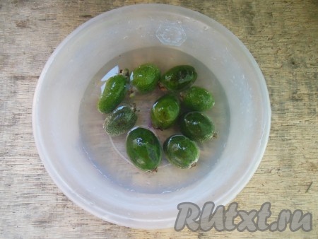 Фейхоа хорошо промойте, потому что готовить эту заготовку мы будем, не очищая ягоды от кожуры (в кожуре тоже содержится огромное количество витаминов). Если на кожуре есть пятна, их необходимо срезать. Отрежьте с нижней и верхней части каждого плода небольшую часть с чашелистиками.