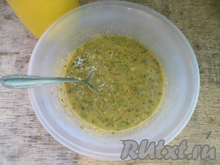 Тщательно перемешайте, масса должна стать однородной.
