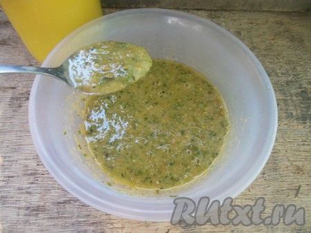 Смесь фейхоа и меда получится не очень густой, но в холодильнике она слегка загустеет.
