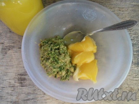 Разрежьте каждый плод на две половинки. В процессе приготовления следует учитывать, что фейхоа, как и яблоко, быстро темнеет, поэтому делать всё надо достаточно быстро. Измельчите ягоды с помощью блендера или мясорубки. В получившуюся смесь добавьте мед (можно использовать любой мед на ваш вкус).
