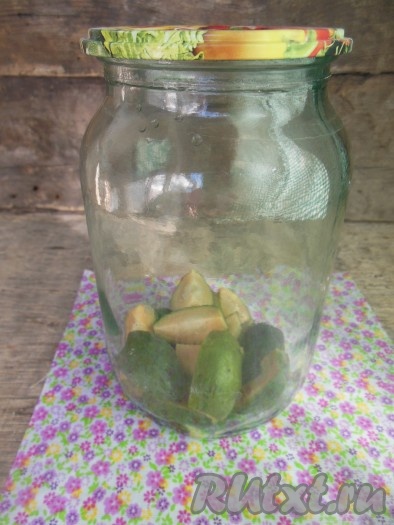 Переложите дольки фейхоа в банку.
