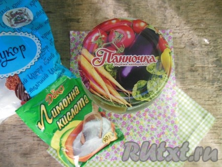 Банку с компотом из фейхоа сразу же закройте крышкой и закатайте.
