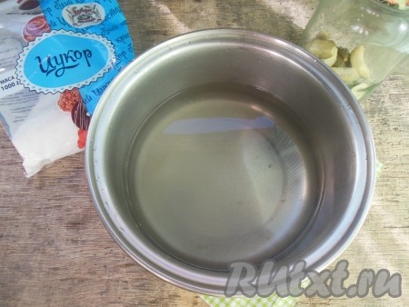 По истечении времени аккуратно слейте воду из банки в кастрюлю (очень удобно сливать воду из банки с помощью специальной крышки). В кастрюлю с водой добавьте сахар и небольшую щепоточку лимонной кислоты, доведите сироп до кипения, проварите около 3 минут (сахар должен полностью раствориться).
