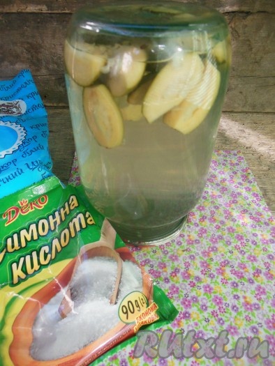 Переверните банку горлышком вниз. Укутайте до полного остывания.