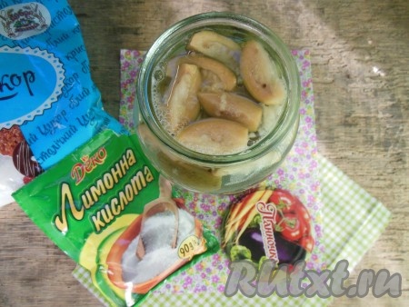 Приготовленный горячий сироп влейте в банку, заполняя её до самого верха.
