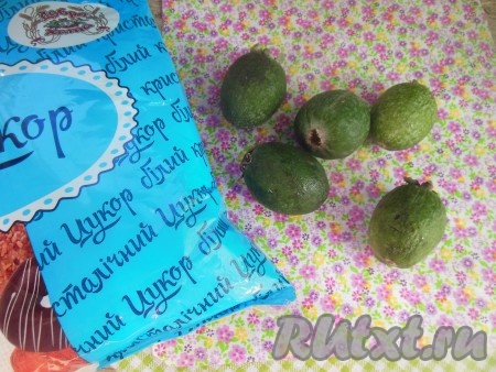 Подготовьте продукты для приготовления компота из фейхоа на зиму