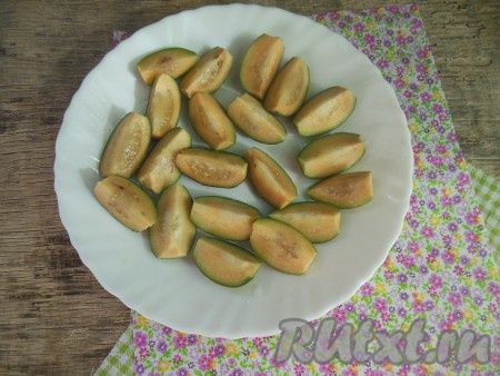 Фейхоа промойте под проточной водой. Удалите чашелистики. Если плоды крупные, разрежьте их на половинки. Я разрезала на небольшие долечки.
