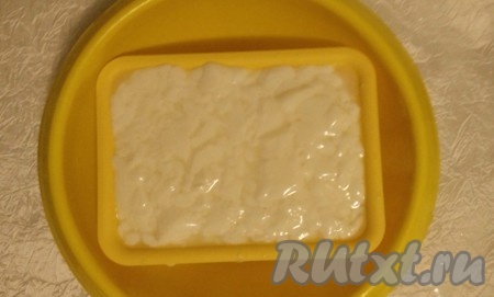 Затем сливаем максимальное количество сыворотки и начинаем медленно подогревать массу до 40-42 грудусов в течение 30-40 минут. Плавным движением вымешивем сырное зерно для уплотнения и отделения сыворотки, не давая ему слипаться. Затем перекладываем сырное зерно в дуршлаг или специальную форму, слегка уплотняя. 