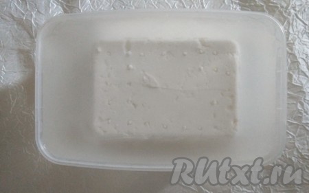 В течение следующих 3-х часов масса самопрессуется и уплотняется, сыр следует переворачивать каждый час для формирования более красивой головки. После этого сыр отправляем на просолку: в одном литре охлажденной кипяченой воды растворяем 200 грамм соли, погружаем в емкость с водой сыр и оставляем на 1,5-2 часа.
