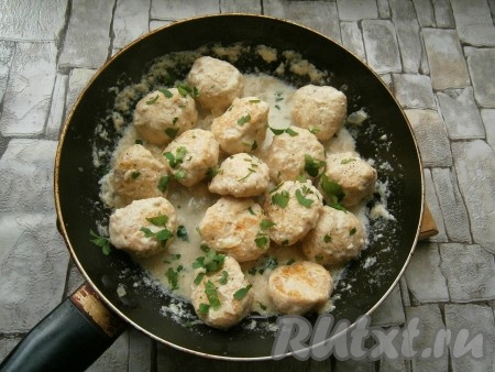 Готовые куриные шарики посыпать измельченной зеленью петрушки.