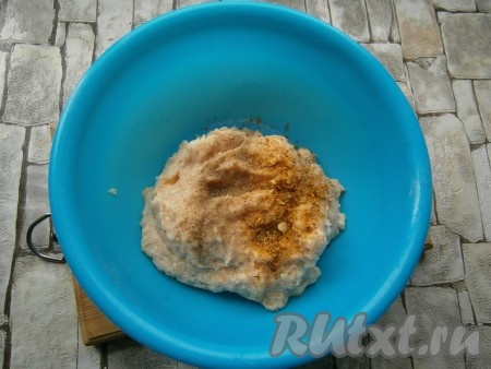 Переложить фарш в миску, добавить соль, чёрный молотый перец, специи (или сухие травы).
