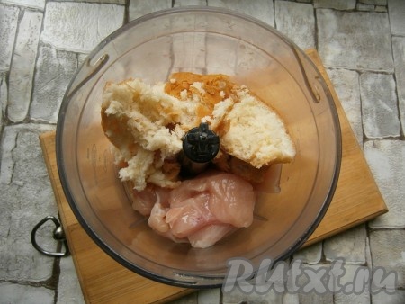 Нарезать куриное филе на кусочки. Нарезанное мясо, предварительно замоченный в воде (или молоке) и отжатый белый хлеб выложить в чашу блендера.