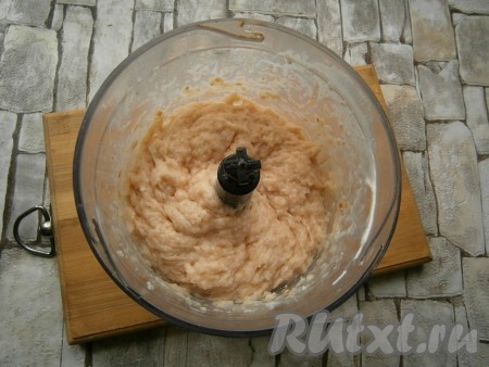 Измельчить мясо блендером до состояния фарша. Если нет блендера, можно пропустить мясо и отжатый от жидкости белый хлеб через мясорубку, а затем добавить сырое яйцо и сметану, тщательно перемешать.
