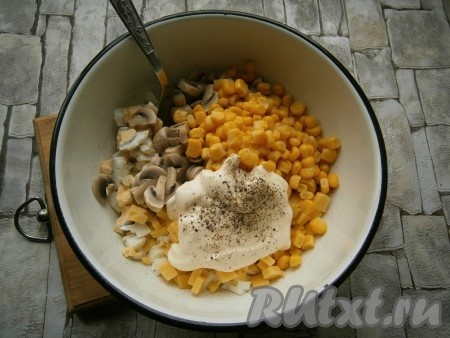 Салат посолить и поперчить, добавить майонез.