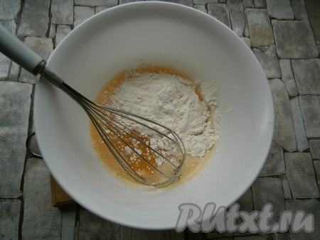 Всыпать всю муку.