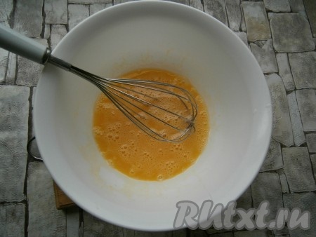 Хорошенько взбить яичную массу венчиком.
