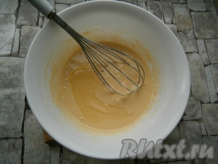 Добавить 1 столовую ложку растительного масла, снова блинное тесто перемешать.