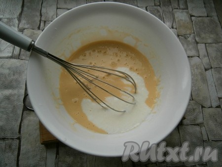 Добавить соду (соду предварительно гасить не нужно) и кефир комнатной температуры, тщательно перемешать.